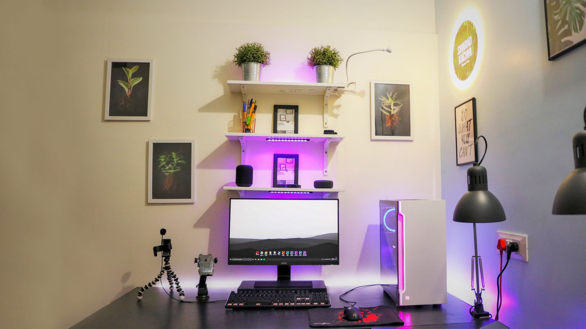 En minimalistisk och modern spelstation med varm belysning